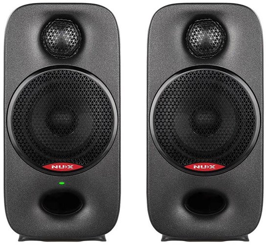 Twee identieke zwarte NUX studiomonitors naast elkaar, met rode logo's en groene LED-lampjes.