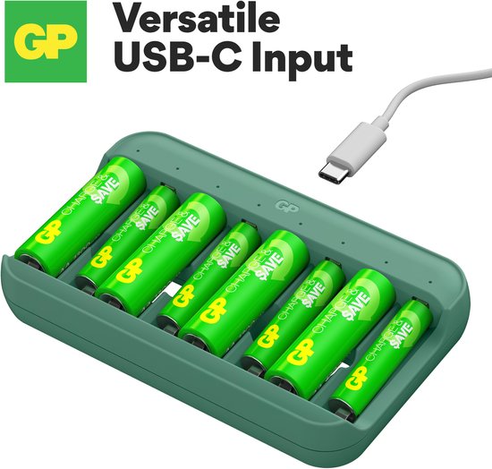 Groene GP batterijlader met 8 sleuven, USB-C input en een aangesloten USB-C kabel.