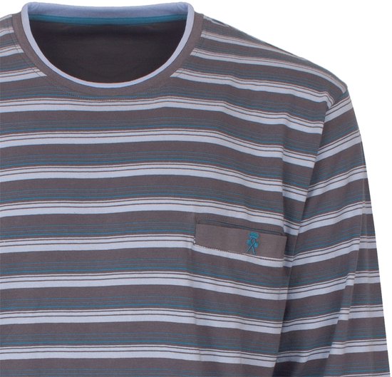 Detail van grijze pyjamatop met blauwe, witte en bruine strepen. Borstzakje met logo.