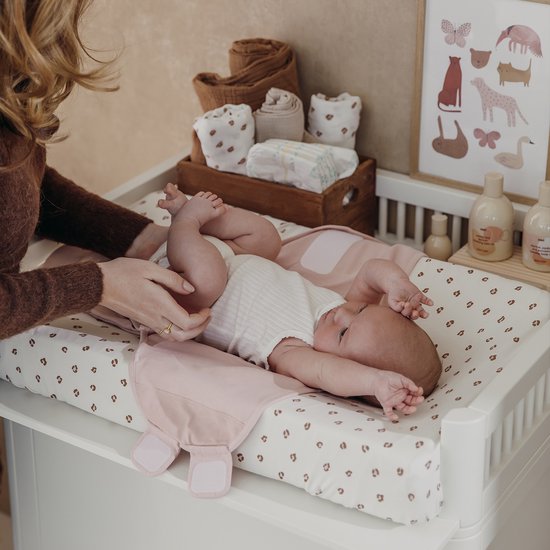 Meyco Baby Mini Panther Aankleedkussenhoes - Soft Pink - 50x70cm — afbeelding 3