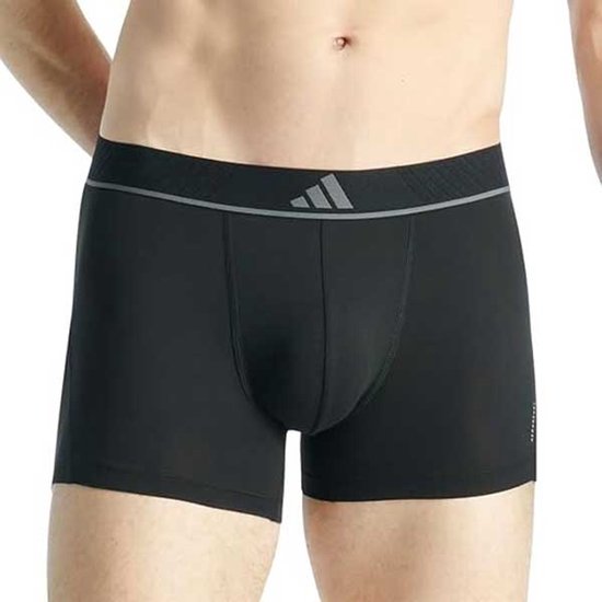 Man in zwarte Adidas boxer met grijze tailleband en logo.