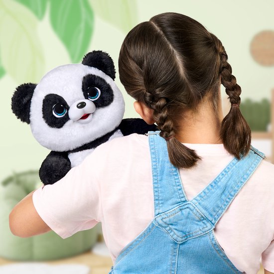 Meisje met gepofte vlechten in denim tuinbroek, houdt panda knuffel omhoog.