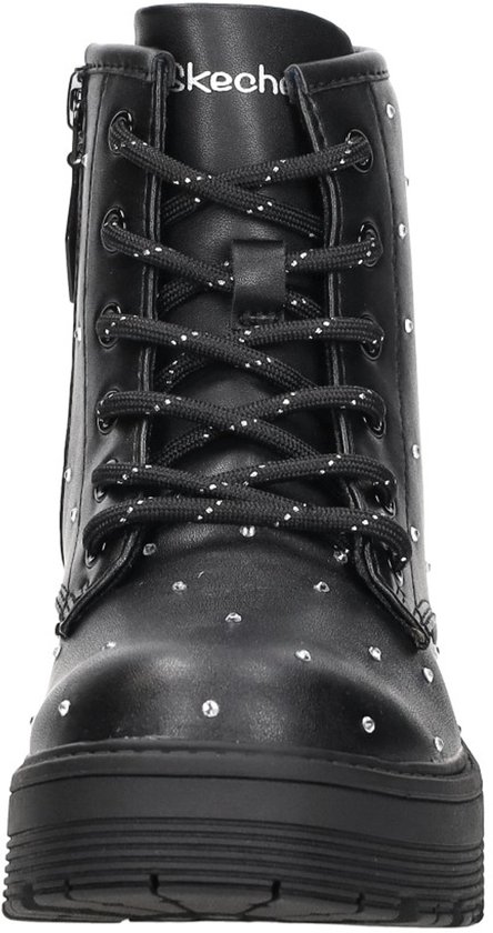 Zwarte kinderlaars met zilverkleurige studs, veters en ritssluiting, van voren gezien, met Skechers logo.