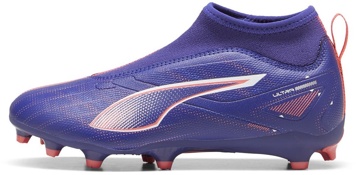 Puma Ultra 5 Match+ FG/AG junior voetbalschoenen in blauw, met een strakke, aerodynamische vorm en FastTrax-noppen.