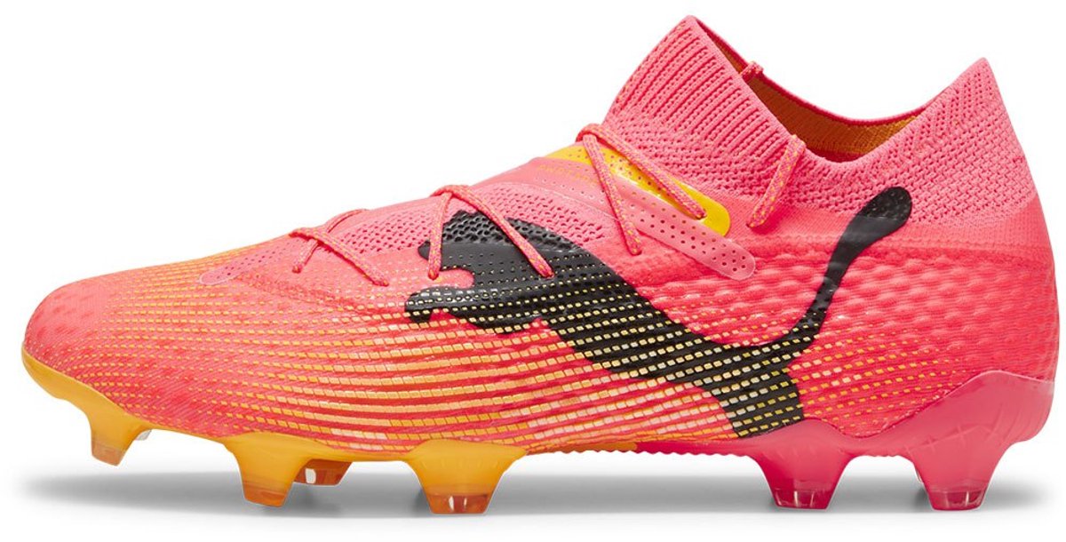 Puma Future 7 Ultimate FG/AG voetbalschoenen in roze, met adaptieve pasvorm en opvallende zwarte en gele details.