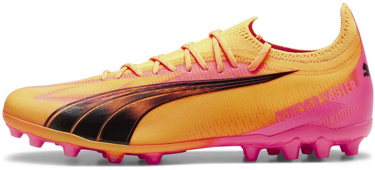 Puma Ultra Ultimate Mg voetbalschoenen in oranje met zwarte en roze accenten, EU maat 46, lichtgewicht ontwerp voor snelheid.