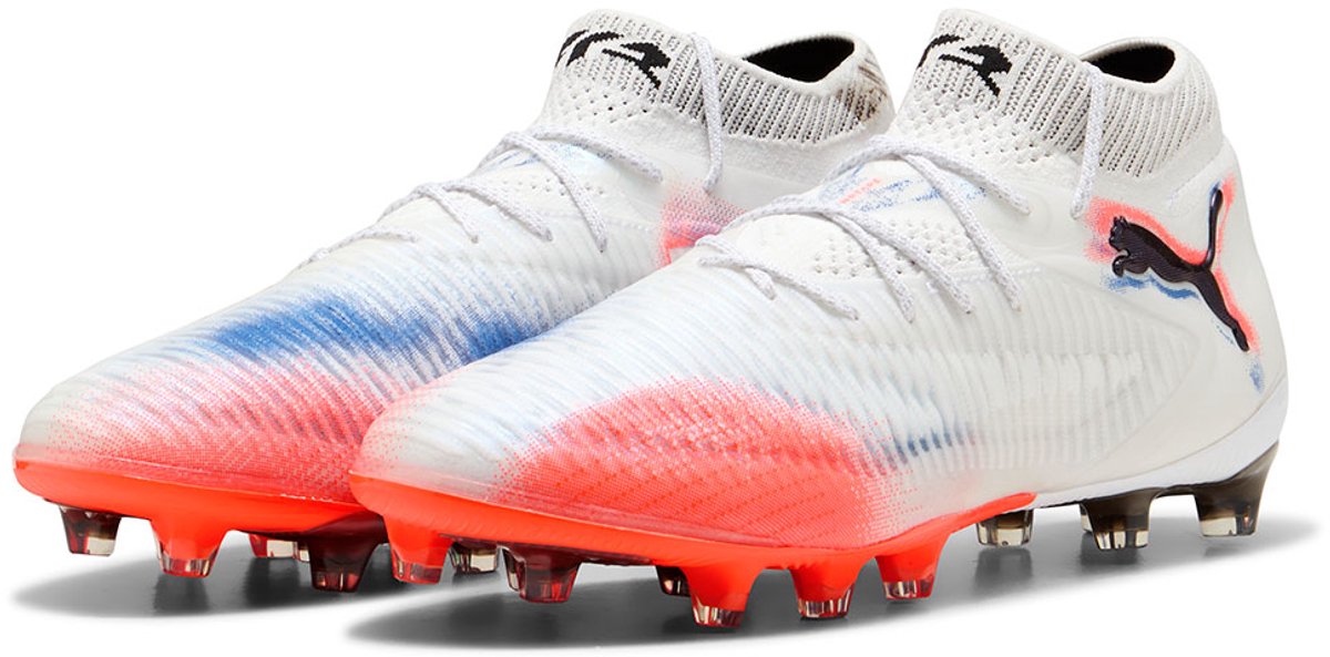 Witte Puma Future 8 Ultimate Ag voetbalschoenen voor dames, met kleurrijke accenten en een moderne, vrouwelijke pasvorm.