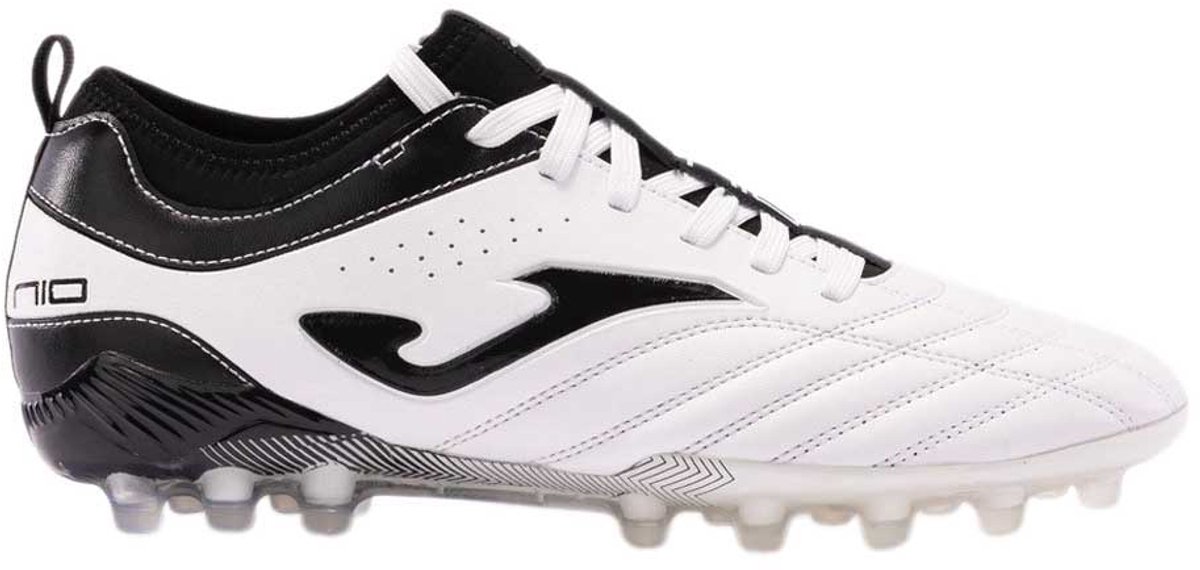 Joma Numero-10 AG voetbalschoenen in wit en zwart, ontworpen voor comfort en prestaties op kunstgras, maat EU 44.