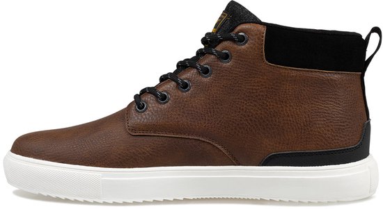 Bruine mid-top sneaker met zwarte veters, witte zolen en geborduurd logo aan de zijkant.