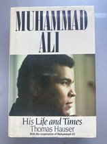 Boek "Muhammad Ali His Life and Times" met een portret van Muhammad Ali.