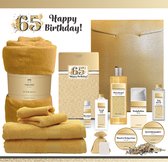 Geschenkset “65 Jaar Happy Birthday!” - 13 producten - 1980 gram- Triomf Cosmetica | Giftset voor haar Luxe Wellness Verwenpakket Verjaardag Vrouw Gefeliciteerd Cadeaupakket Cadeau Pakket Gift Set Verjaardagscadeau Handdoeken Fleecedeken Geel Goud