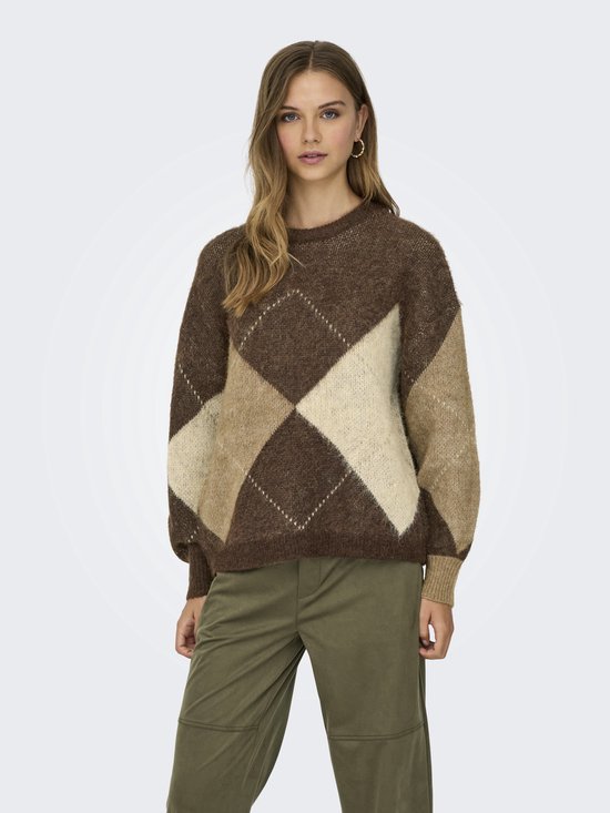 Model van voren in bruine trui met ruitpatroon, beige en lichtbruin.