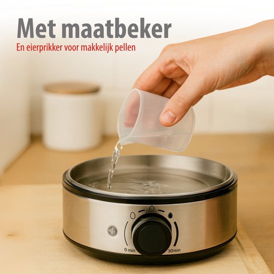 Hand voegt water toe aan een zilverkleurige eierkoker met een maatbeker.