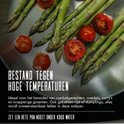 Roestvrijstalen wokpan met asperges en tomaten. Tekst: Bestand tegen hoge temperaturen.