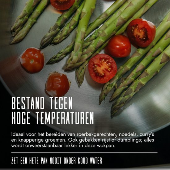 Roestvrijstalen wokpan met asperges en tomaten. Tekst: Bestand tegen hoge temperaturen.