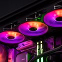 Bovenaanzicht van een pc met drie rgb-ventilatoren in paars en oranje tinten.