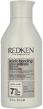 Flacon de shampoing blanc Redken avec étiquette rose indiquant 'acidic bonding concentrate shampoo'.