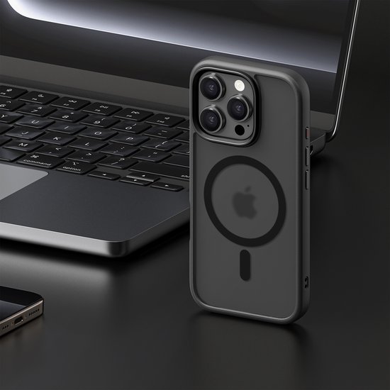 Zwarte hoes met MagSafe cirkel naast een laptop.
