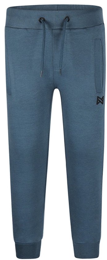 Blauwgroene joggingbroek met trekkoord, steekzakken en een zwart logo op de linkerpijp.