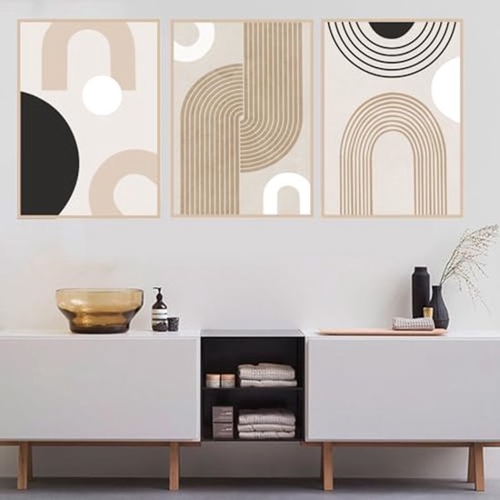 Set van drie abstracte kunstposters met beige, zandkleurige, zwarte en witte cirkels en bogen.