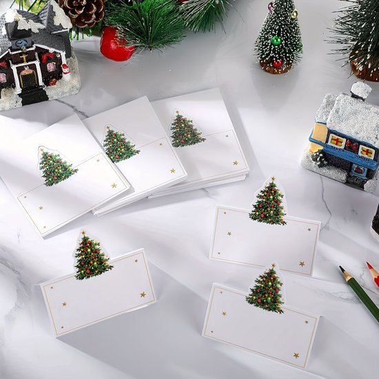 Kerstboom-plaatskaartjes met gouden sterren op een witte kaart.