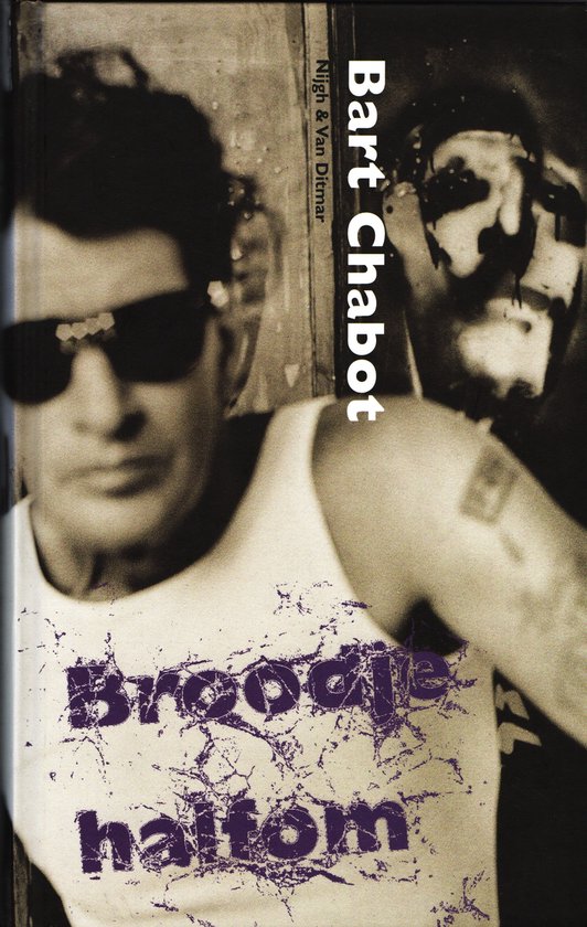 Close-up van Herman Brood met zonnebril en wit hemd. Tekst 'Broodje Halfom' in paars op zijn shirt.