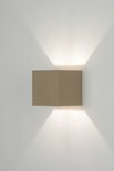 Taupekleurige kubusvormige wandlamp aan een witte muur, die licht naar boven en beneden straalt.
