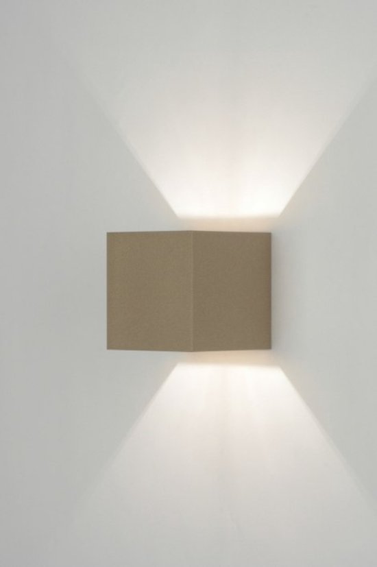 Taupekleurige kubusvormige wandlamp aan een witte muur, die licht naar boven en beneden straalt.