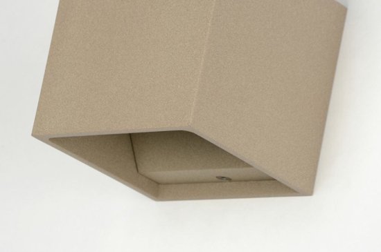 Detail van de taupekleurige kubusvormige wandlamp, met de open onderkant en een schroefje zichtbaar.