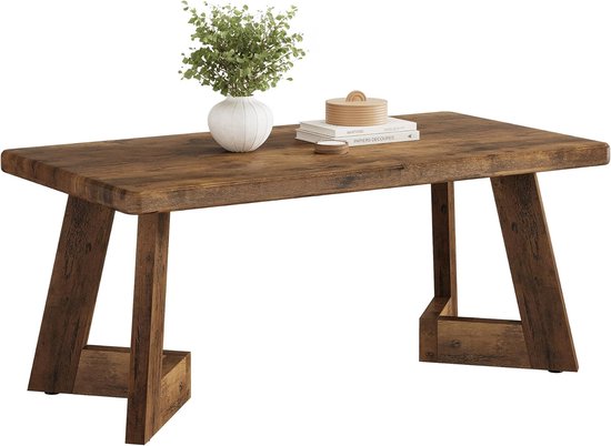 Bruine houten salontafel met verweerd oppervlak en V-vormige poten, gefotografeerd op een witte achtergrond.