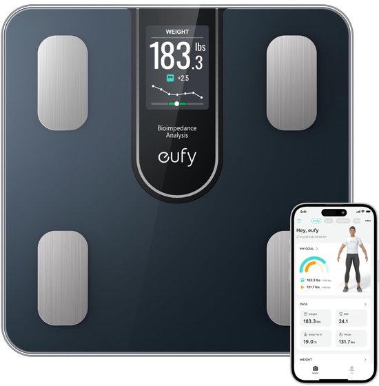 Donkergrijze eufy weegschaal met een digitaal display en een smartphone die de eufy app toont.