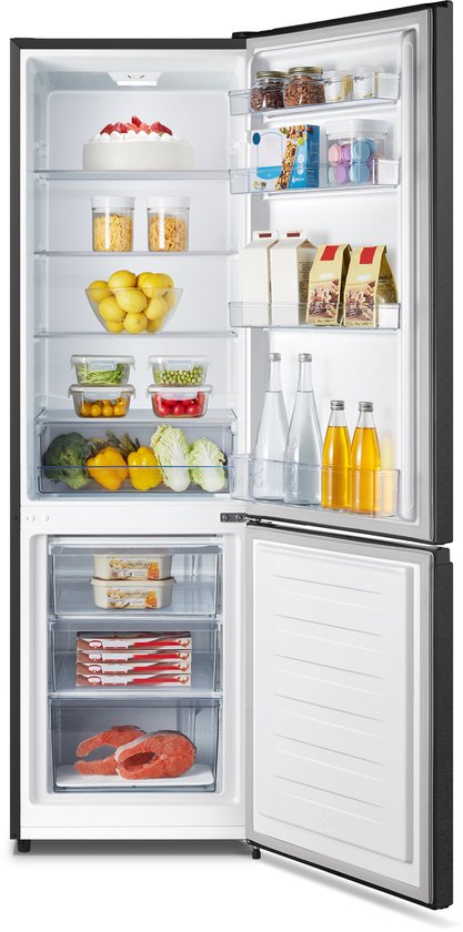 Zwarte koel-vriescombinatie met open deur, gevuld met diverse etenswaren zoals fruit, groenten, taart, drankjes en vis.