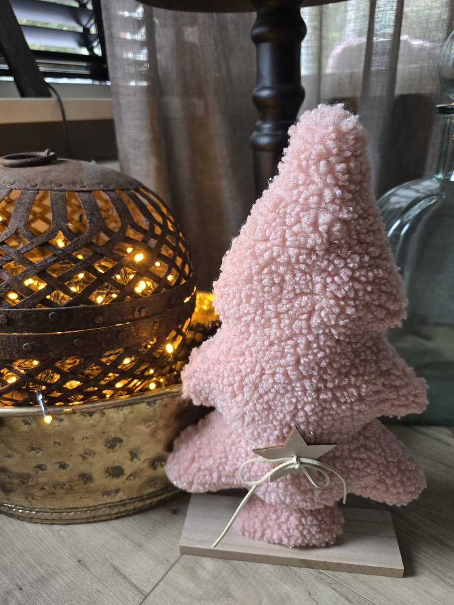 Roze fluffy kerstboom op draad voor feestelijke decoratie.