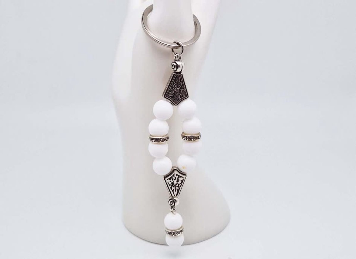 Handgemaakte Harmony Sleutelhanger van natuursteen "Witte Agaat" en metaal - diameter kralen 10mm - Aantal stenen10- Een mooi cadeau-idee en een bijzonder aandenken