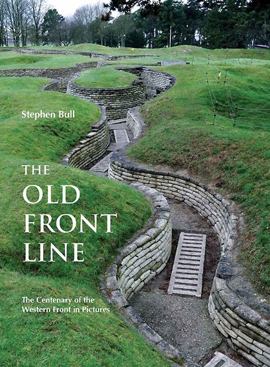 Boek "The Old Front Line" met tekst "The Centenary of the Western Front in Pictures", getoond tegen loopgraven.