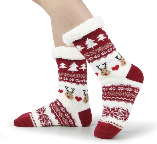 Witte huissokken met kerstprint van rendieren en kerstbomen, met rode boorden en witte pluisrand.