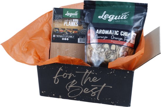 Open geschenkdoos met "for The Best" tekst, gevuld met oranje tissuepapier, Legua Aromatic Chip Orange Tree en kookplankjes.