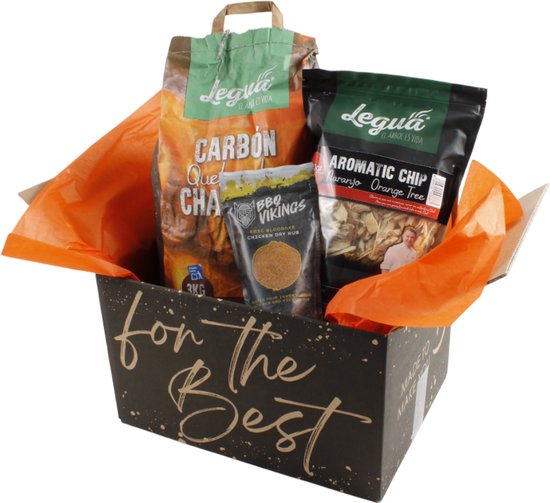 BBQ cadeaupakket met een zak houtskool, een zak aromachips en een pot kruiden in een zwarte doos met oranje papier.