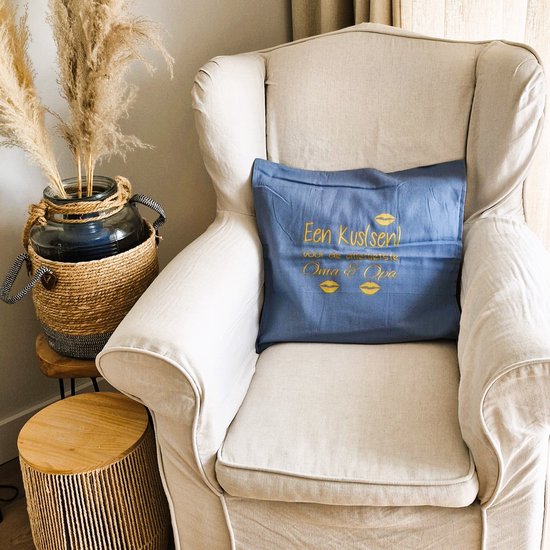 Kussen Kussenhoes met vulling grappige tekst cadeau voor | een kussen voor de allerliefste opa en oma | blauw met opdruk goud | 50x50 cm | plekje moederdag vaderdag verjaardag vader moeder hoera jullie worden | tekstbord ouders