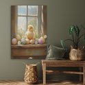 Schilderij van een kuiken en paaseieren op een vensterbank met bloemen, naast een houten bankje.