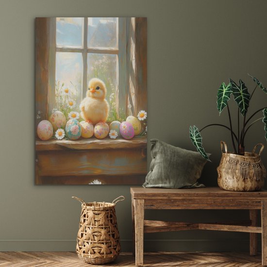 Schilderij van een kuiken en paaseieren op een vensterbank met bloemen, naast een houten bankje.