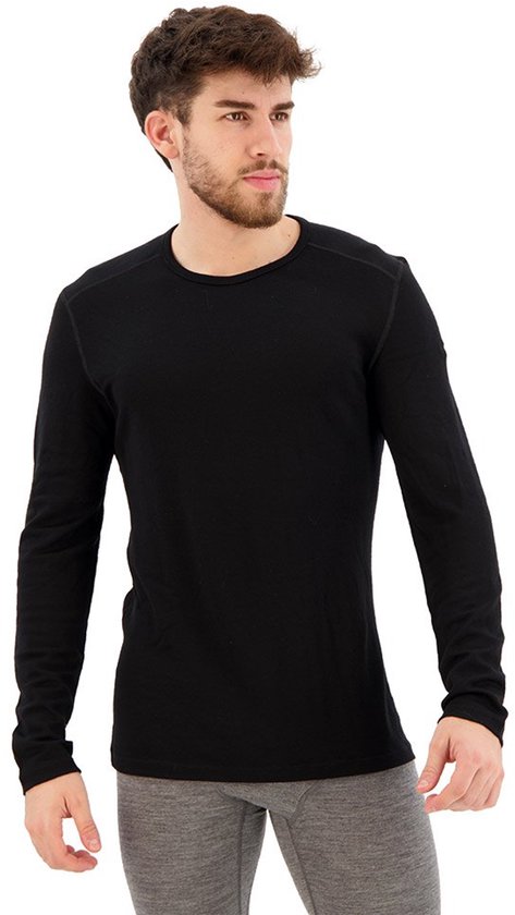 Man met zwart Icebreaker thermoshirt met ronde hals en lange mouwen.