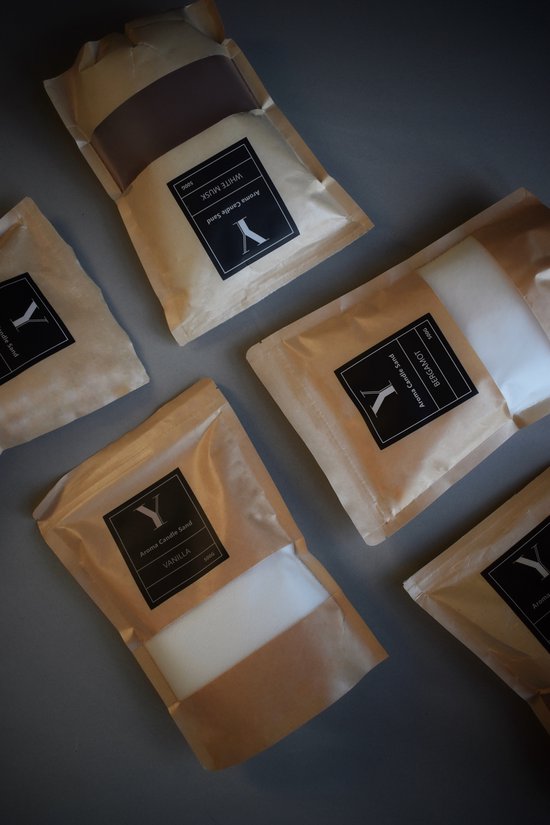 Verschillende zakken Label Y 'Aroma Candle Sand' in de geuren Vanilla, Bergamot en White Musk.
