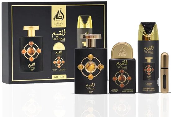 Lattafa Pride Al Qiam Gold geschenkset met zwarte flacons, gouden details, naast de verpakking.