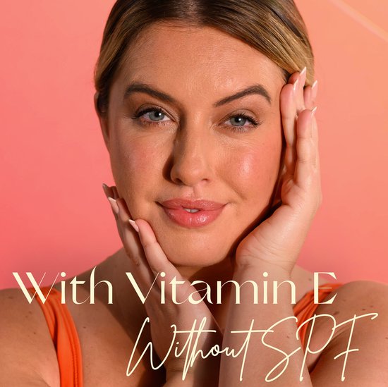 Close-up van een vrouw met make-up die haar gezicht aanraakt. De tekst 'With Vitamin E, Without SPF' is zichtbaar.