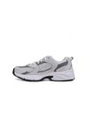 New Balance 530 sneaker in lichtgrijs met witte en donkergrijze overlays, witte veters en zool.