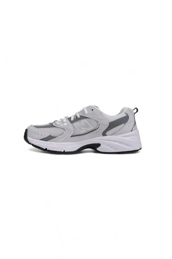 New Balance 530 sneaker in lichtgrijs met witte en donkergrijze overlays, witte veters en zool.