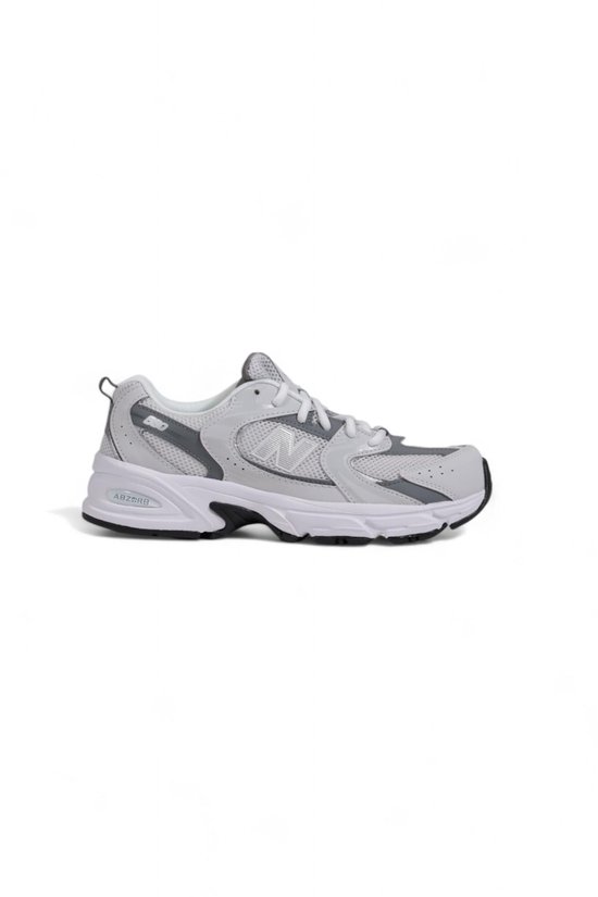 New Balance 530 sneaker in lichtgrijs met witte en donkergrijze overlays, witte veters en zool.