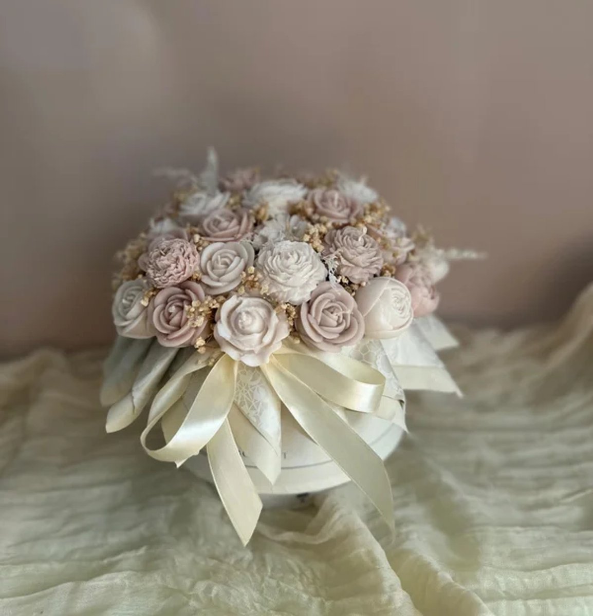 E Pure Candles - Groot Handgemaakte Kaars Bloemen Boeket - Royal Candle Bouquet - Licht Taupe & Wit