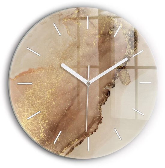 Ronde beige klok met marmerpatroon en gouden spikkels. Witte wijzers zonder cijfers.